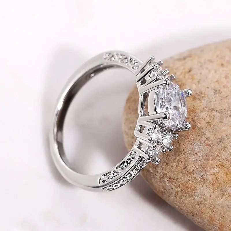 Huitan Trendy Women Wedding Rings with Brilliant Cubic Zirconia Crystal Temperament Female Accessories for Party