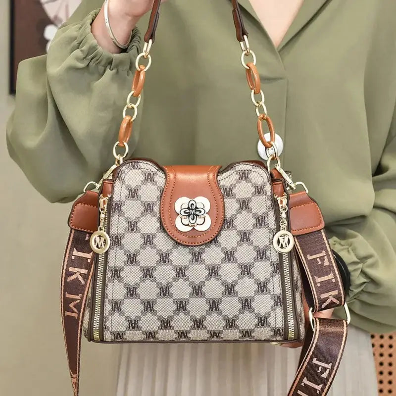 vintage letter printed shoulder bag fashionable and versatile crossbody bag suitable for work and daily use - Women’s